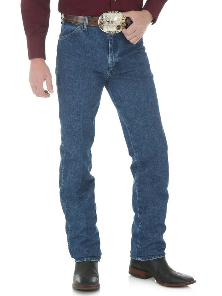 Pantalones Wrangler de mezclilla azul con lavado a la piedra y corte slim.