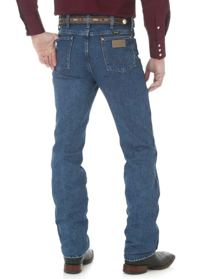 Pantalones Wrangler de mezclilla azul con lavado a la piedra y corte slim.