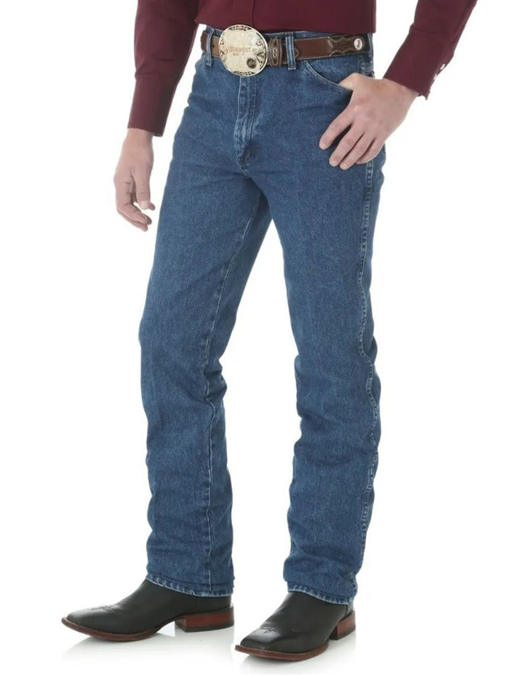 Pantalones Wrangler de mezclilla azul con lavado a la piedra y corte slim.