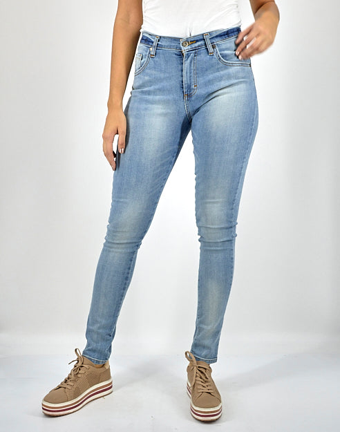 Jeans ajustados para mujer en color azul claro con efecto lavado.