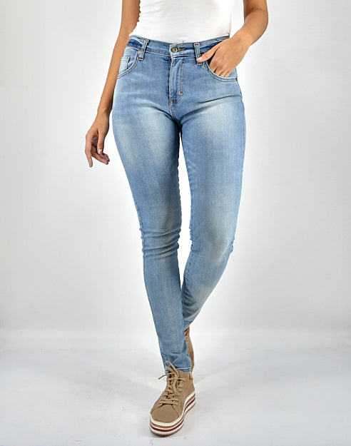 Jeans ajustados para mujer en color azul claro con efecto lavado.