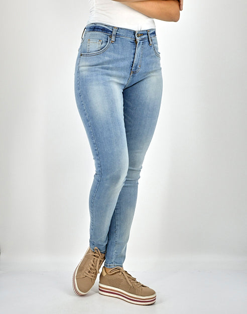 Jeans ajustados para mujer en color azul claro con efecto lavado.