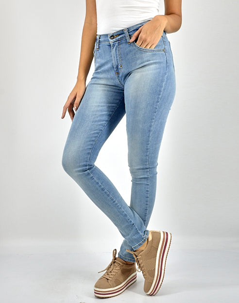 Jeans ajustados para mujer en color azul claro con efecto lavado.