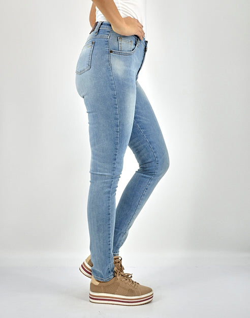 Jeans ajustados para mujer en color azul claro con efecto lavado.