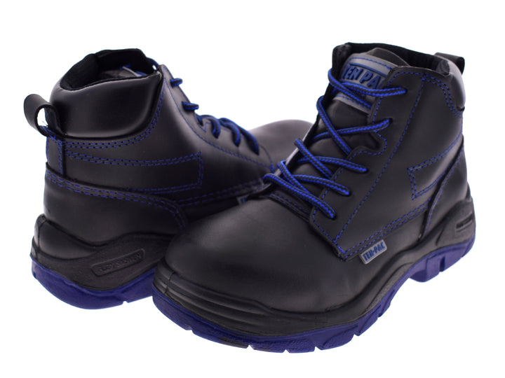 Par de botas negras dieléctricas con cordones y suela de color azul.