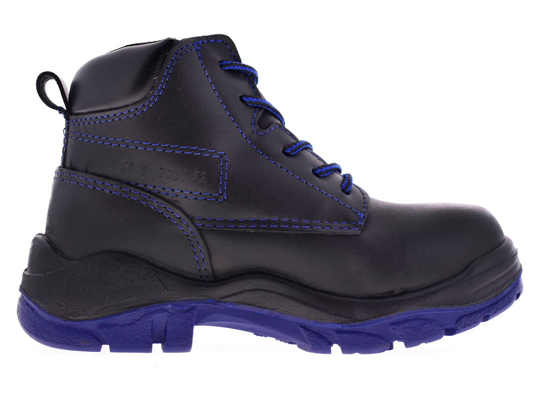 Par de botas negras dieléctricas con cordones y suela de color azul.