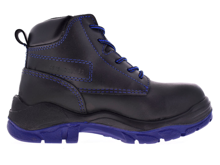 Par de botas negras dieléctricas con cordones y suela de color azul.