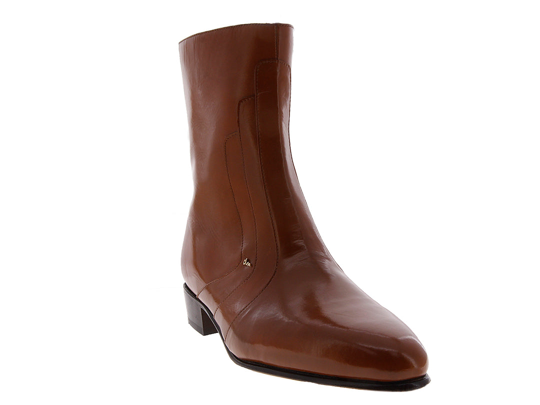 Bota de cuero color miel para hombre con acabado brillante y suela negra.