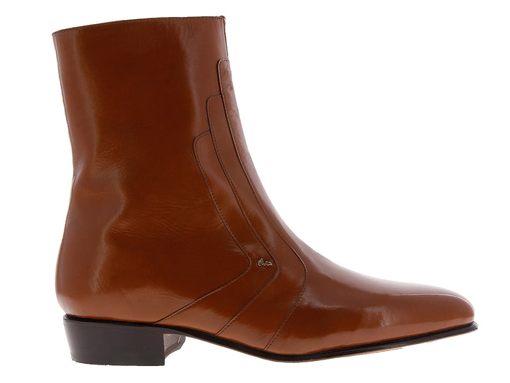 Bota de cuero color miel para hombre con acabado brillante y suela negra.