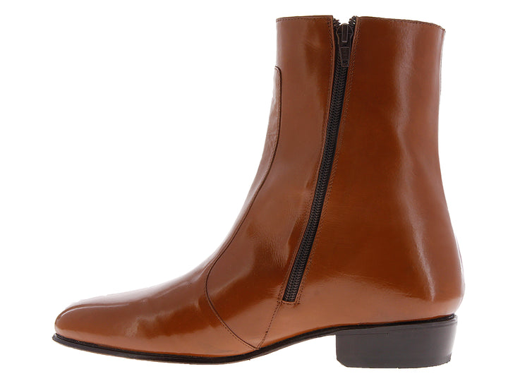 Bota de cuero color miel para hombre con acabado brillante y suela negra.