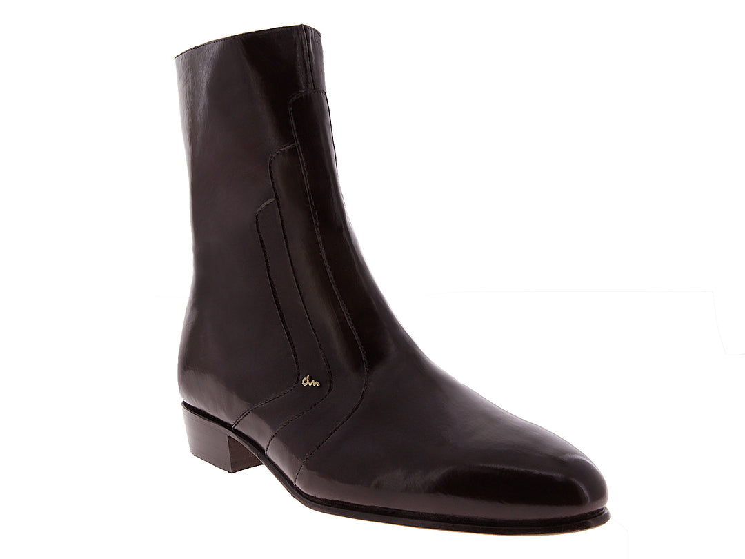 Botas de cuero color café oscuro para hombre con acabado brillante y diseño elegante.