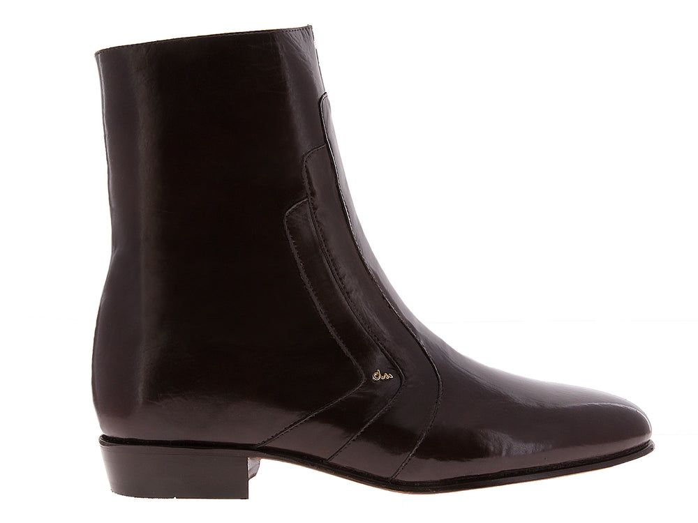 Botas de cuero color café oscuro para hombre con acabado brillante y diseño elegante.