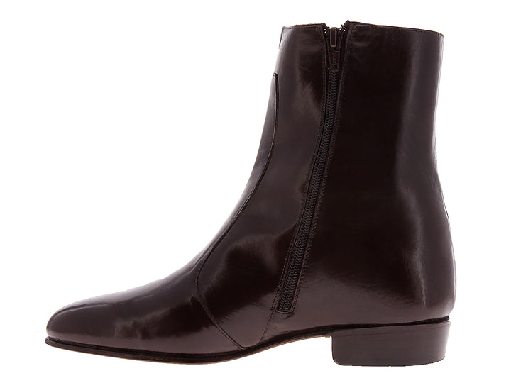 Botas de cuero color café oscuro para hombre con acabado brillante y diseño elegante.