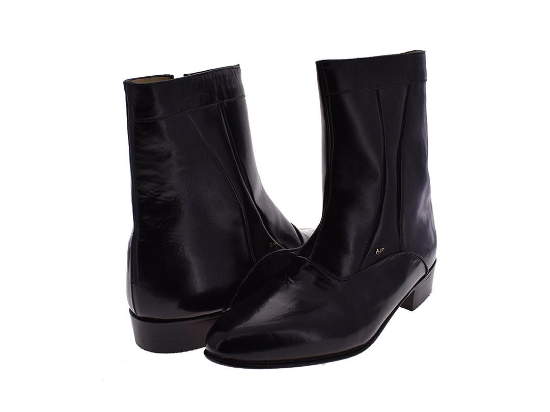 Par de botas negras de cuero brillante para hombre, estilo elegante y formal.
