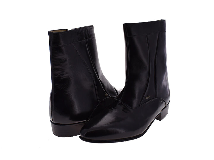 Par de botas negras de cuero brillante para hombre, estilo elegante y formal.