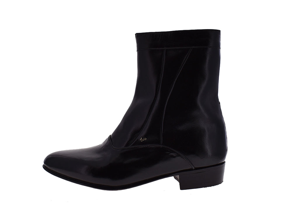 Par de botas negras de cuero brillante para hombre, estilo elegante y formal.