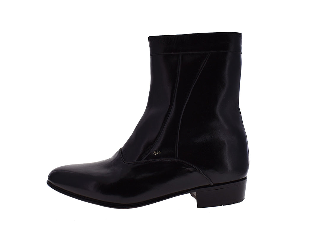 Par de botas negras de cuero brillante para hombre, estilo elegante y formal.