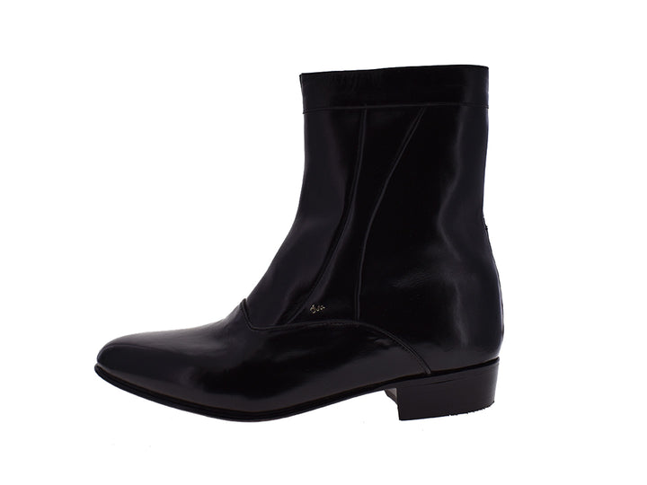 Par de botas negras de cuero brillante para hombre, estilo elegante y formal.