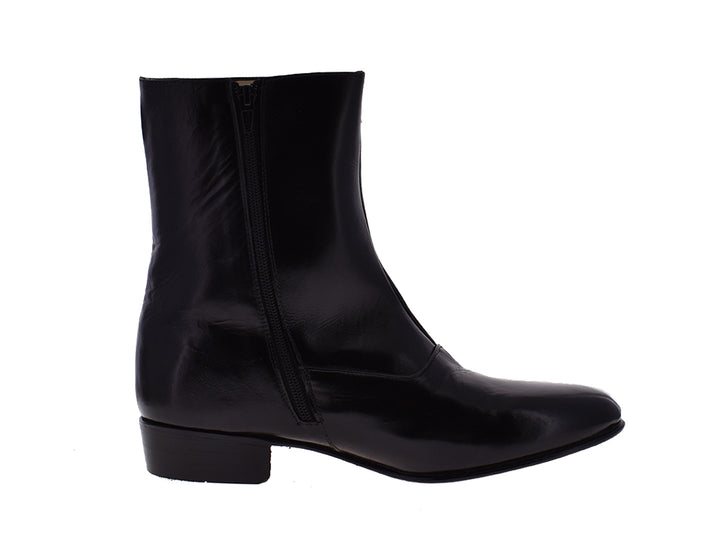 Par de botas negras de cuero brillante para hombre, estilo elegante y formal.
