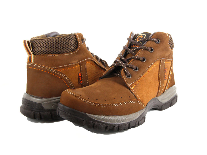 Botas Crosh color arena para hombre con suela gruesa y detalles en naranja.