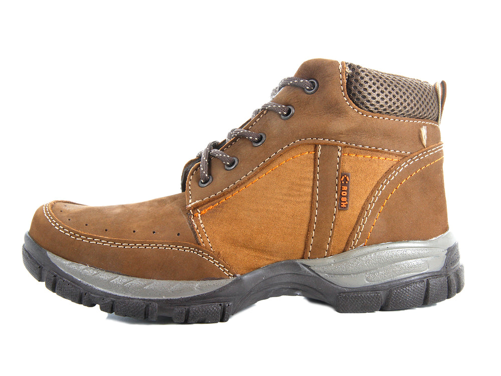 Botas Crosh color arena para hombre con suela gruesa y detalles en naranja.