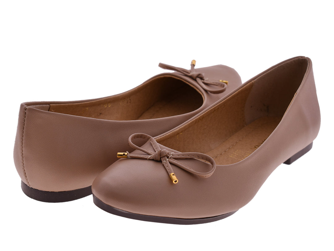 Par de zapatos planos color beige con un moño decorativo en la parte frontal.