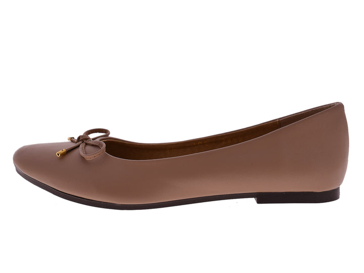 Par de zapatos planos color beige con un moño decorativo en la parte frontal.