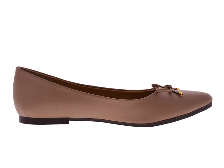 Par de zapatos planos color beige con un moño decorativo en la parte frontal.