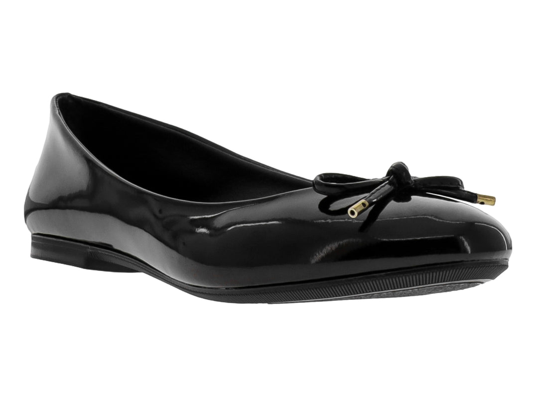 Zapato plano tipo balerina en charol negro brillante con un moño decorativo y detalles dorados.