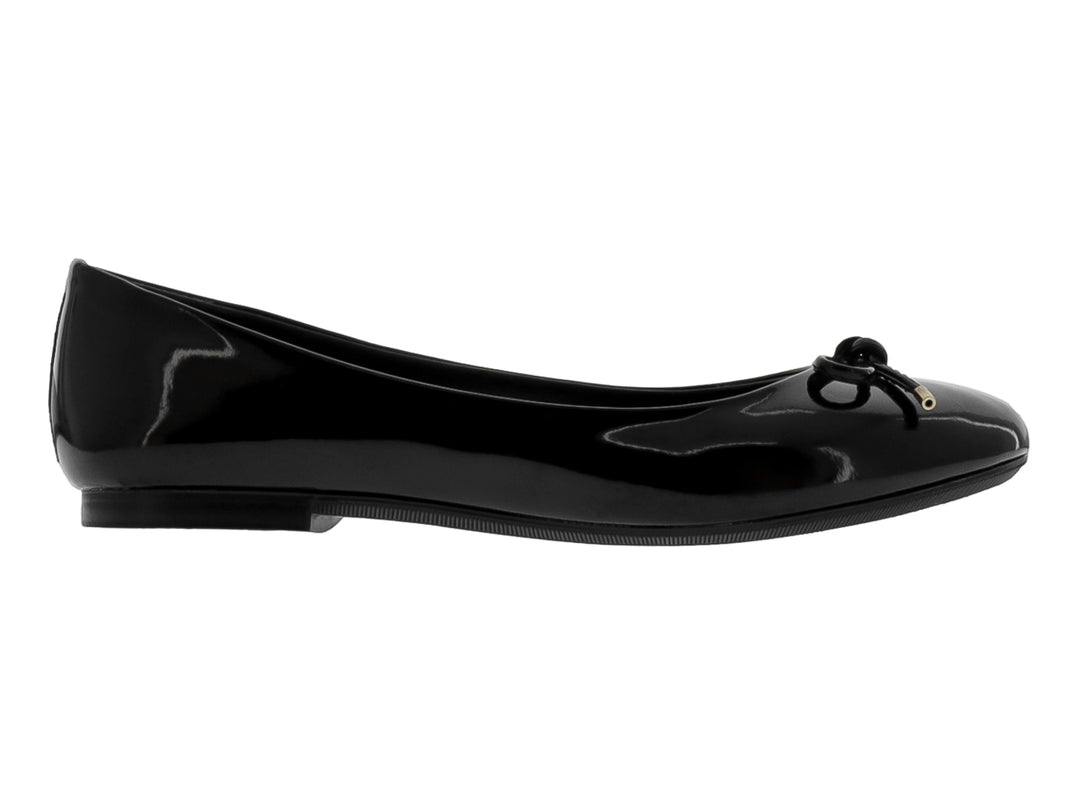 Zapato plano tipo balerina en charol negro brillante con un moño decorativo y detalles dorados.
