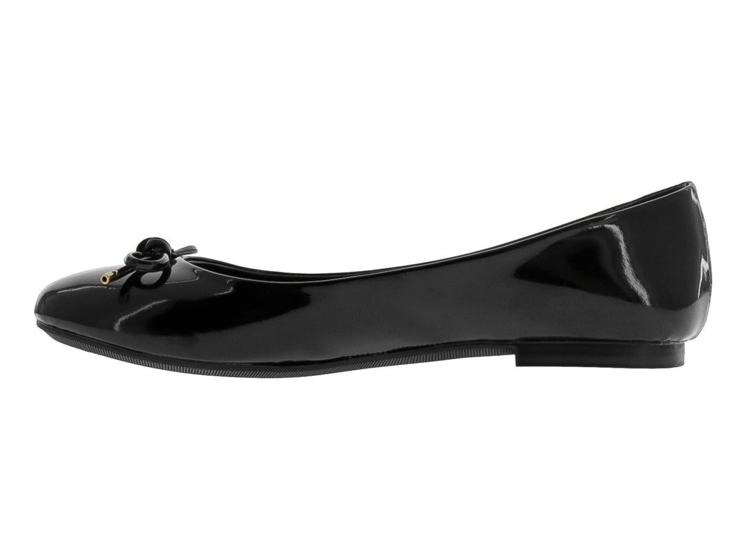 Zapato plano tipo balerina en charol negro brillante con un moño decorativo y detalles dorados.