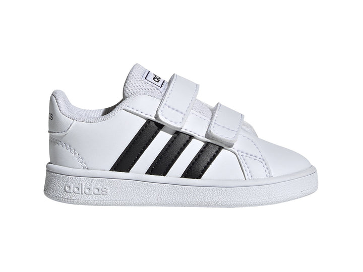 Tenis Adidas Grand Court blancos con tres franjas negras y cierre de velcro.