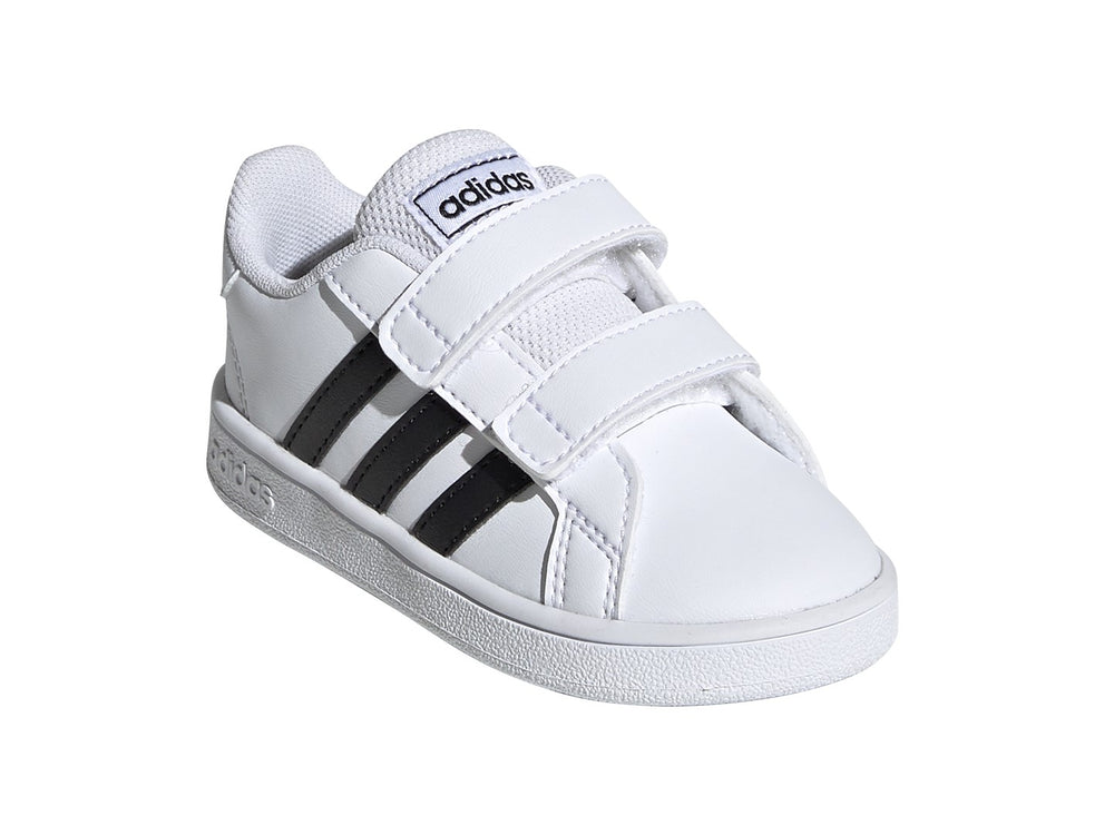 Tenis Adidas Grand Court blancos con tres franjas negras y cierre de velcro.