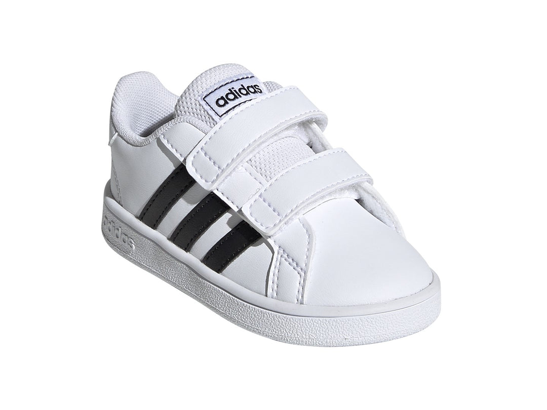 Tenis Adidas Grand Court blancos con tres franjas negras y cierre de velcro.