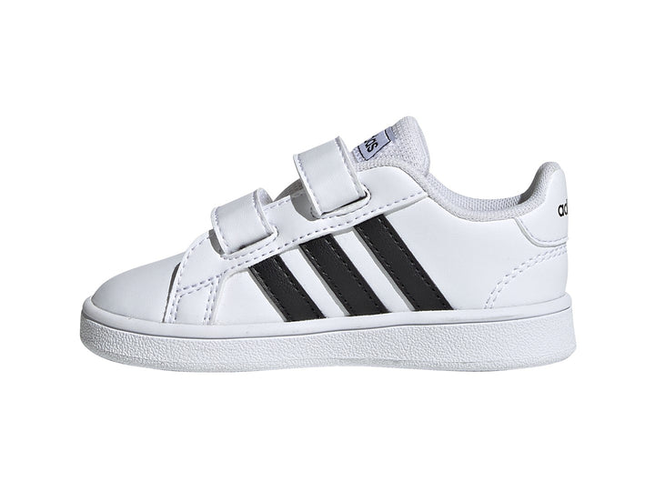 Tenis Adidas Grand Court blancos con tres franjas negras y cierre de velcro.