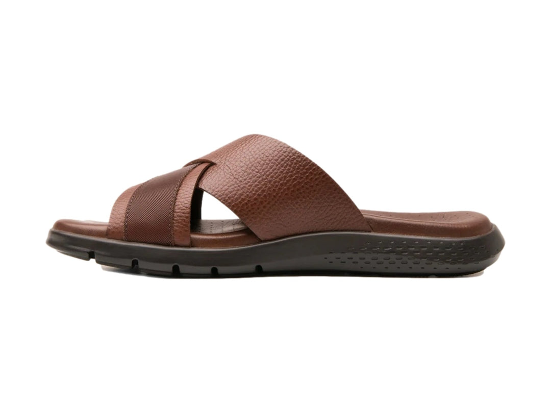 Sandalia Flexi color caoba para hombre con correas cruzadas de cuero y suela oscura.