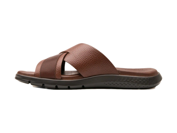 Sandalia Flexi color caoba para hombre con correas cruzadas de cuero y suela oscura.