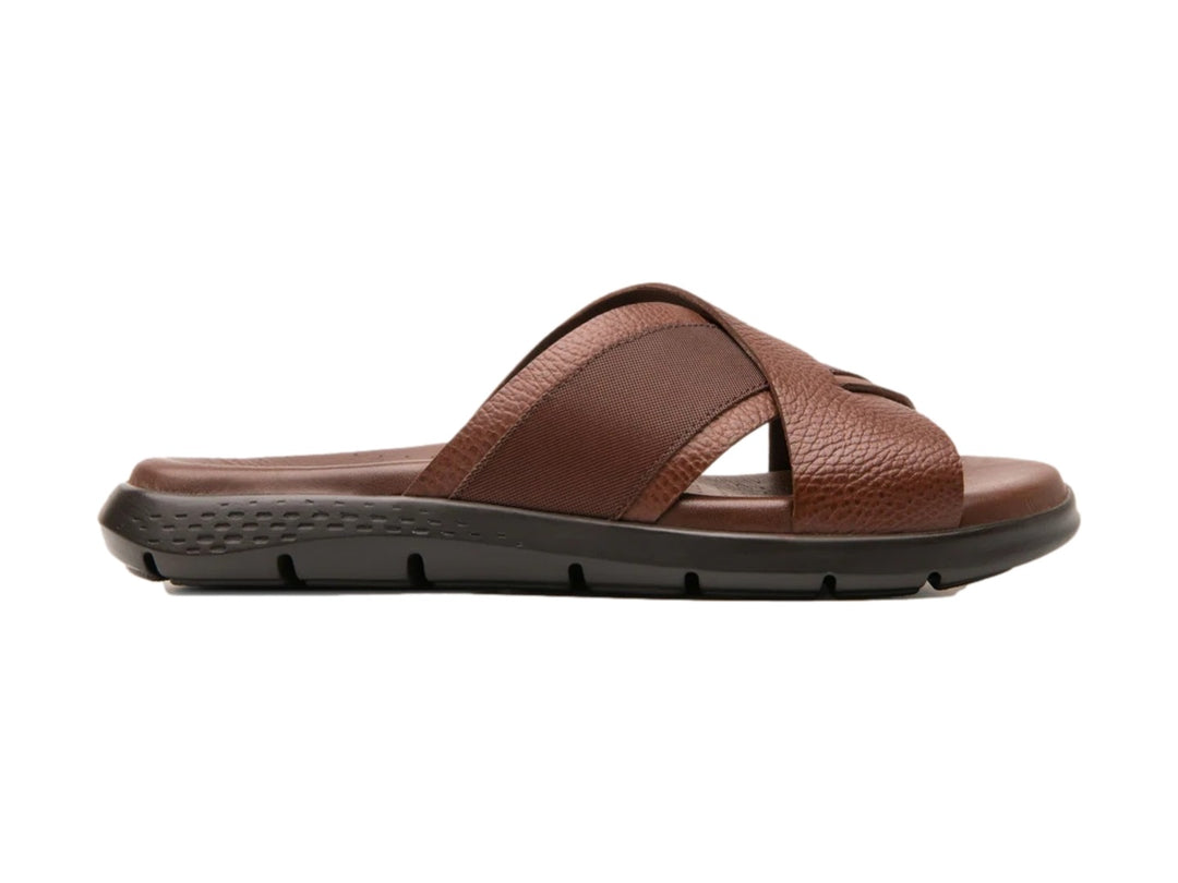 Sandalia Flexi color caoba para hombre con correas cruzadas de cuero y suela oscura.
