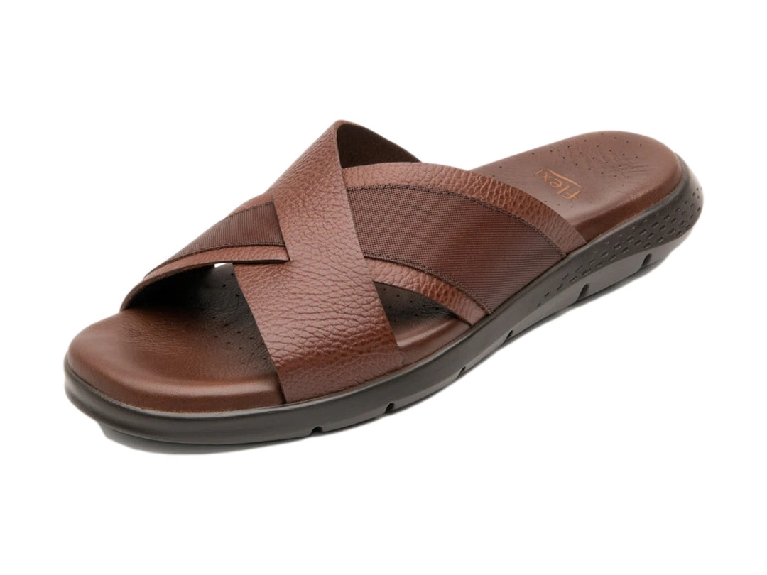 Sandalia Flexi color caoba para hombre con correas cruzadas de cuero y suela oscura.