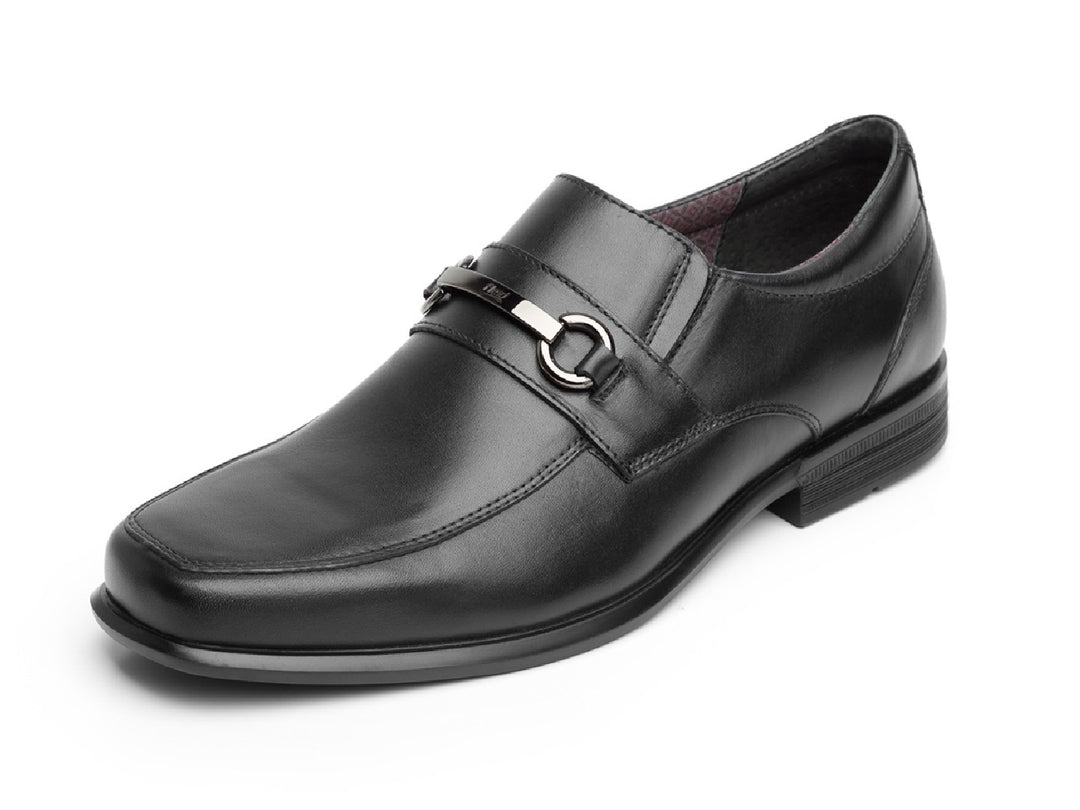 Zapato Flexi Strong para hombre en color negro con detalle de hebilla metálica.