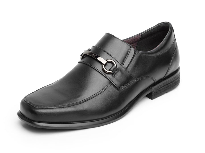 Zapato Flexi Strong para hombre en color negro con detalle de hebilla metálica.