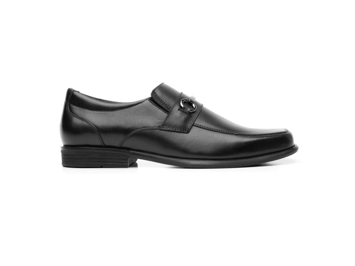 Zapato Flexi Strong para hombre en color negro con detalle de hebilla metálica.