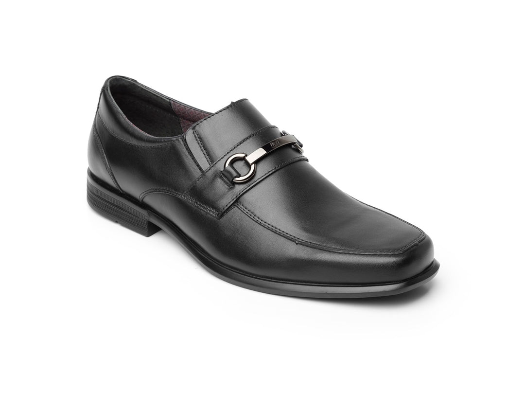 Zapato Flexi Strong para hombre en color negro con detalle de hebilla metálica.