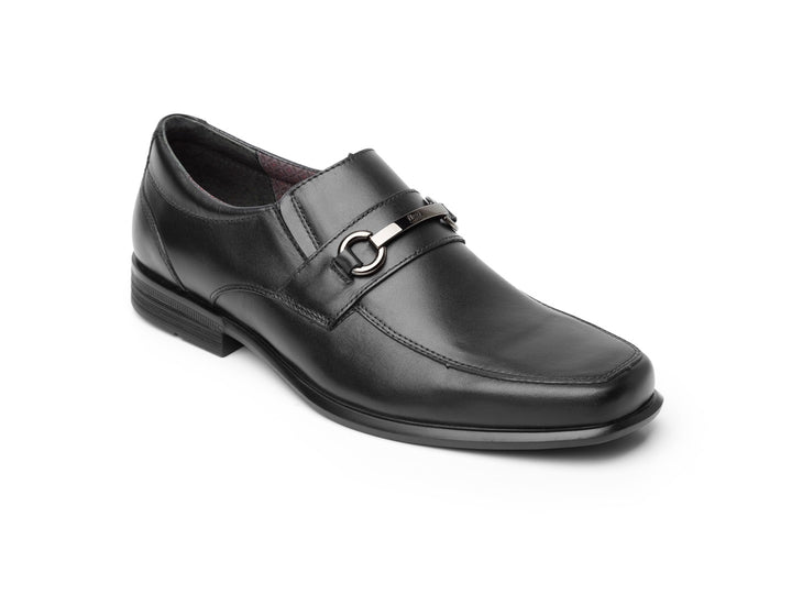 Zapato Flexi Strong para hombre en color negro con detalle de hebilla metálica.