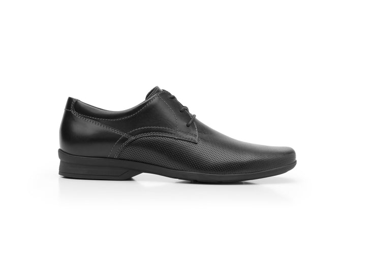 Zapato Flexi Sato para hombre en color negro con detalles perforados y agujetas.