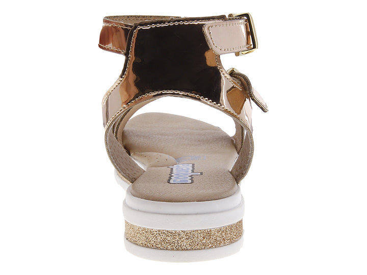 Sandalias para niña color oro rosado con acabado brillante, hebillas doradas y suela con glitter.