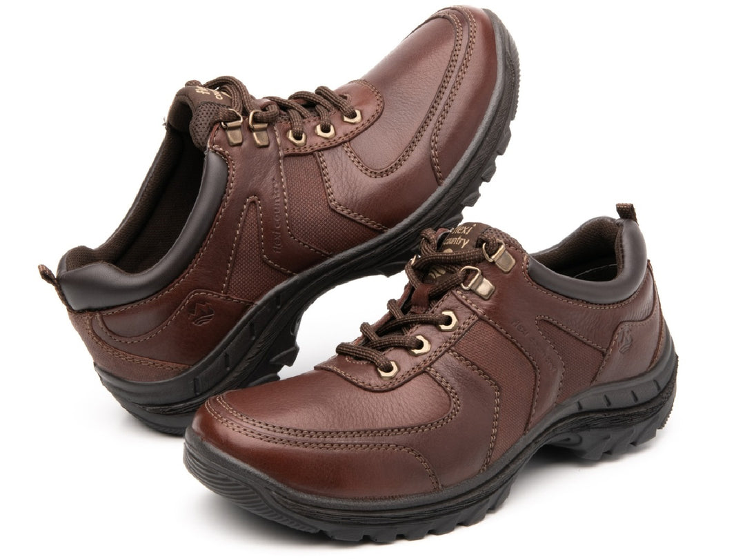 Botas Flexi Freeland Country para hombre en color nogal con suela negra y cordones.