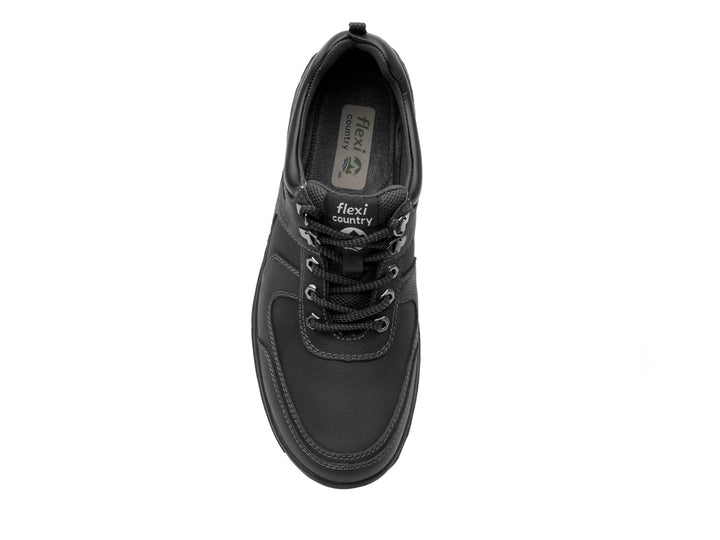 Zapato negro Flexi Freeland Country para hombre con suela robusta y cordones.