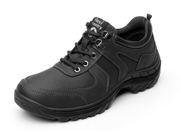 Zapato negro Flexi Freeland Country para hombre con suela robusta y cordones.