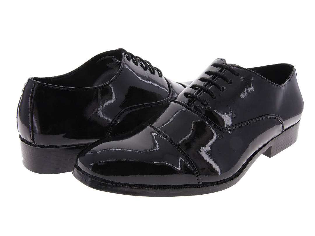 Par de zapatos negros de charol con cordones, estilo elegante y formal.